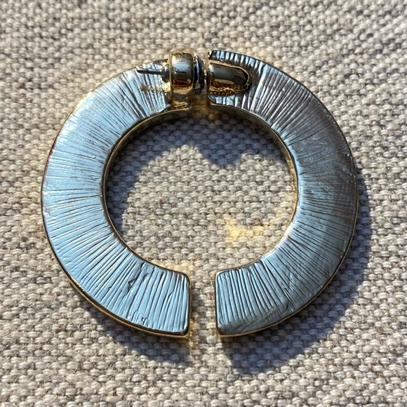 Brand New Earring - Picture 3 of 4